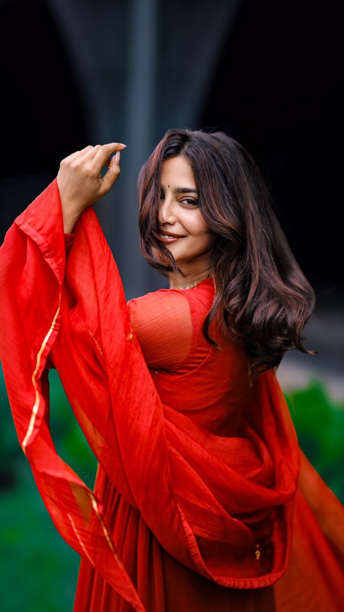 INDACTRESSPIC's tweet photo. Closed eyes, quiet smile, fingers resting low on the Dress . Calm on the face. Heat in the color.
If red had a favorite person today, it’s her. https://t.co/A82n1jDUgL