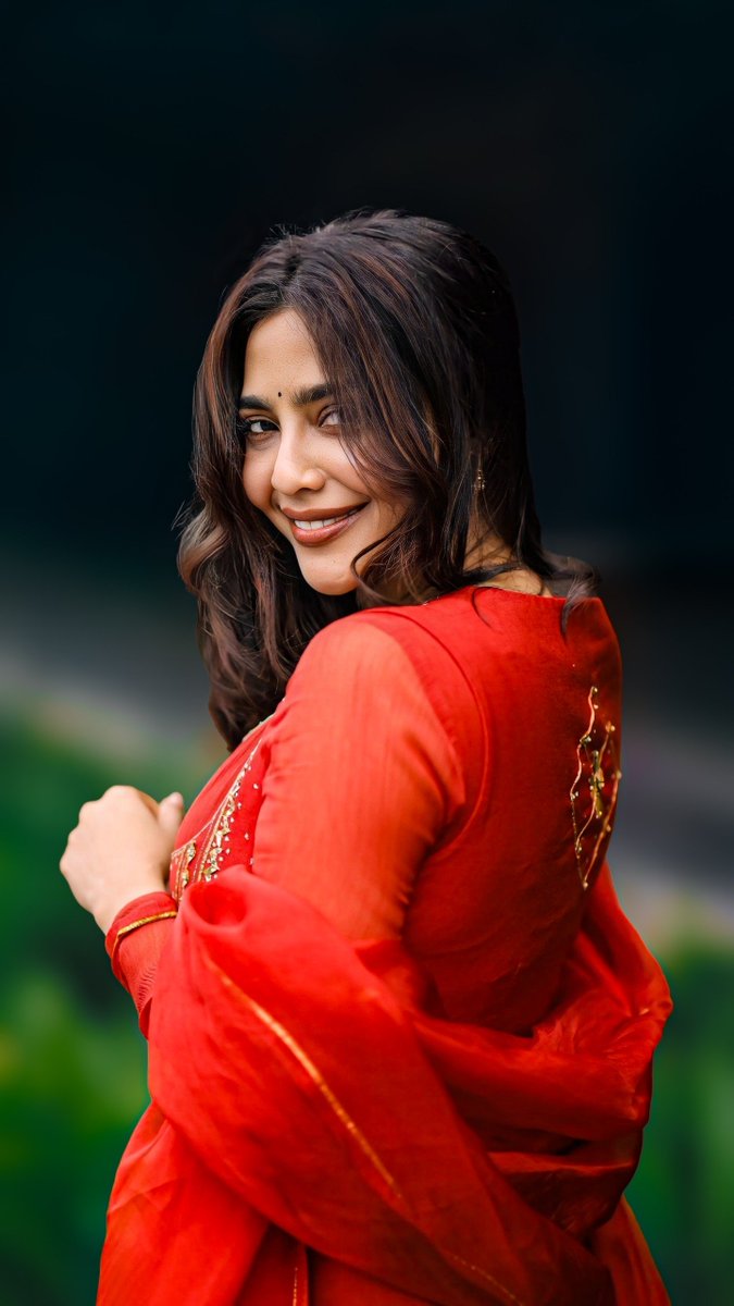 INDACTRESSPIC's tweet photo. Closed eyes, quiet smile, fingers resting low on the Dress . Calm on the face. Heat in the color.
If red had a favorite person today, it’s her. https://t.co/A82n1jDUgL