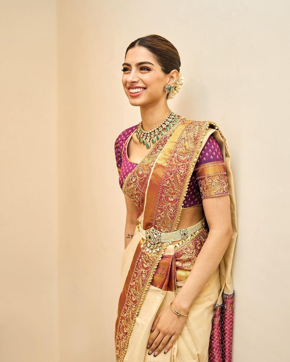 VOGUEIndia's tweet photo. 🔗: https://t.co/w8vxDn9Vo6
#Throwback: Khushi Kapoor opted for a traditional pattu sari as an ode to her South Indian roots https://t.co/cXM5brIuhU