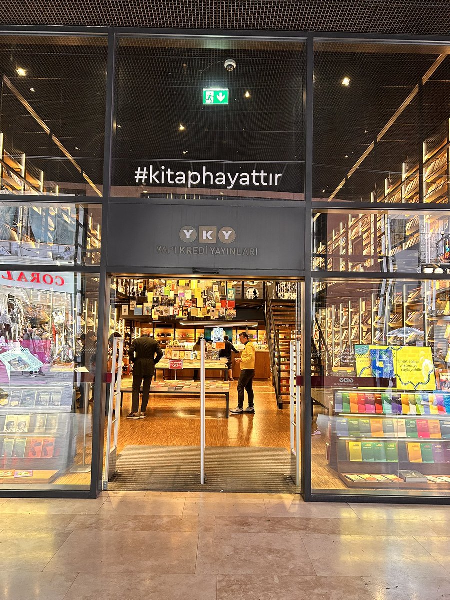 deryakurt061's tweet photo. Beyoğlu’ndaki Yapı Kredi Yayınları şubesini çok seviyorum. Özellikle çocuklar için olan kısmı. 🤌🎈
Sesli kitaplardan hemen aldım ☺️ https://t.co/whV82rBEkh