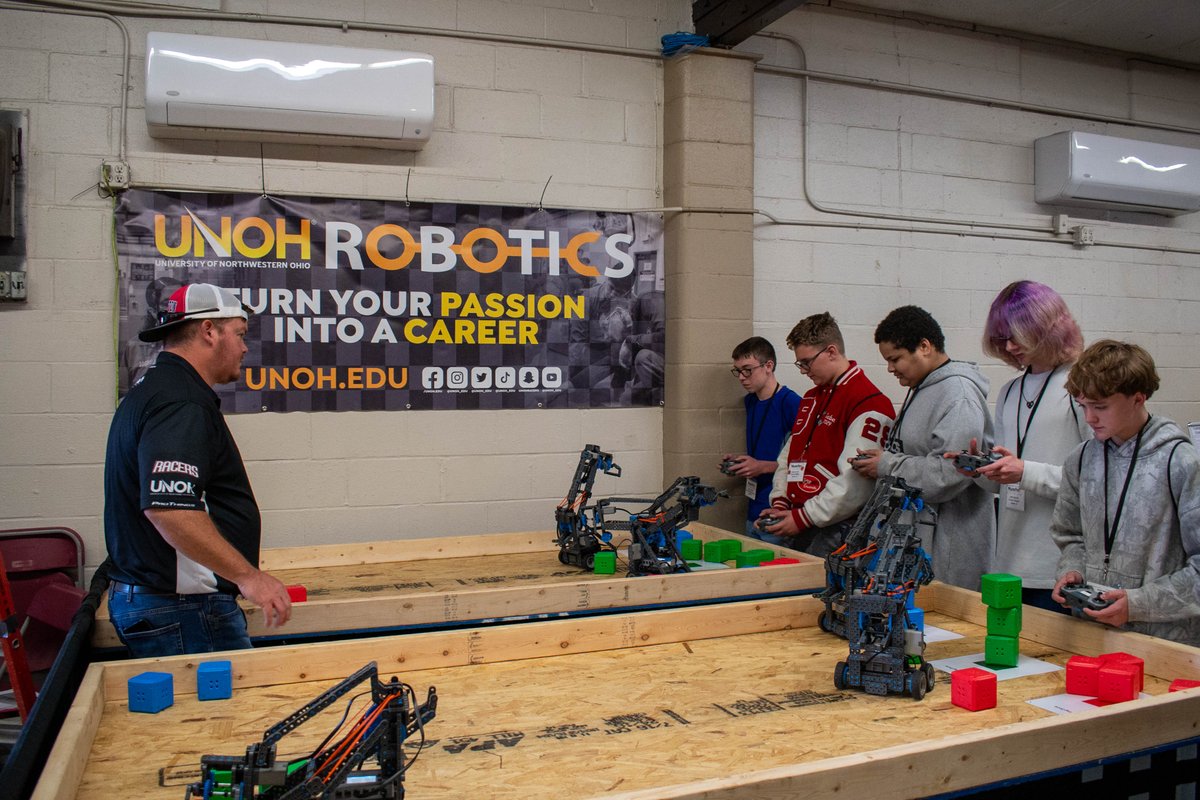 UNOH_edu's tweet photo. Our instructors had the opportunity to interact with high school area students at this years Makerfest! They had a blast sharing their knowledge and hope to see these students come to UNOH in the future! #UNOH #Makerfest #Racers https://t.co/te8uT6mYBK