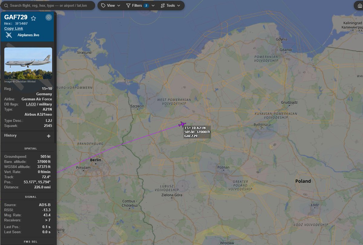 PolishMilRadar's tweet photo. 📅 09.10 🕘 15:03LT - 🇩🇪✈️ Niemiecki A321 tranzytem w kierunku Litwy
🇩🇪 Siły Powietrzne Niemiec
✈️ #GAF729 Airbus A321-251NX | Reg: "15+10"
🛫 Baza Lotnicza Kolonia Bonn #EDDK | Niemcy 🇩🇪
🛬 Nieznane (prawdopodobnie Kowno #EYKA lub Wilno #EYVI 🇱🇹)
🔗 https://t.co/a6vAusu9UM
#POLMILRADAR