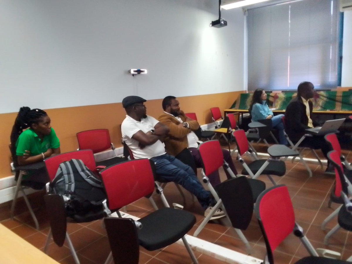 CIENCIASUEM's tweet photo. Seminário "Oscilações Induzidas pelo Homem em Modelos de Paisagem" realizado com sucesso em 01/10/2026, na sala C9 do DMI, com participação de docentes e interessados. Agradecemos a todos os presentes! #UEM #MatemáticaEInformática #Seminário https://t.co/OULukocjIi
