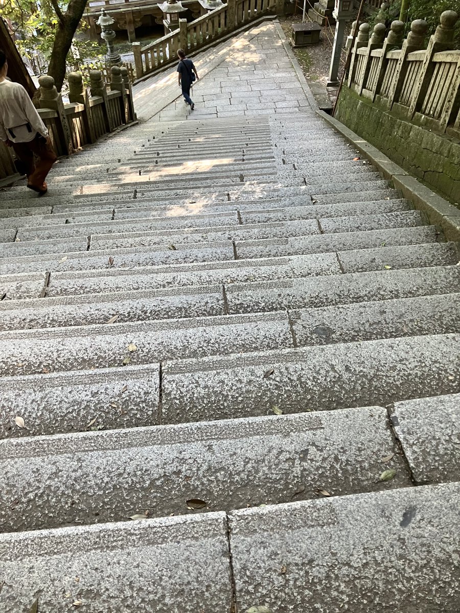 honeyandcloud's tweet photo. 柿を出荷してビュウっと瀬戸大橋を渡って金比羅宮（初）に行ってきました
階段がすごいので、トレッキングシューズ持参です
駐車場に着いて、靴を履き替えようとしたら、インソールが...ない
（長靴に入れたんだった）
結局そのままカチカチの靴で奥社まで登ってきました
でもまた行きたい https://t.co/dEa92vaW8c