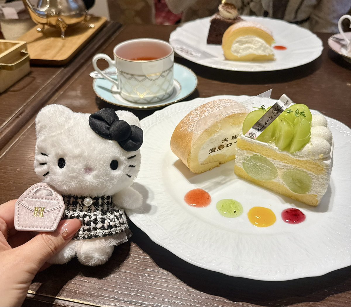 meme_hlt's tweet photo. みるちゃんとお買い物してモンシェールでティータイム🫖3時間喋っても話し足りない🥺ワンピとトートお揃いだったのにお喋りに夢中で写真撮るの忘れちゃった😹また近々会おうね🤍 https://t.co/4idYjycIea