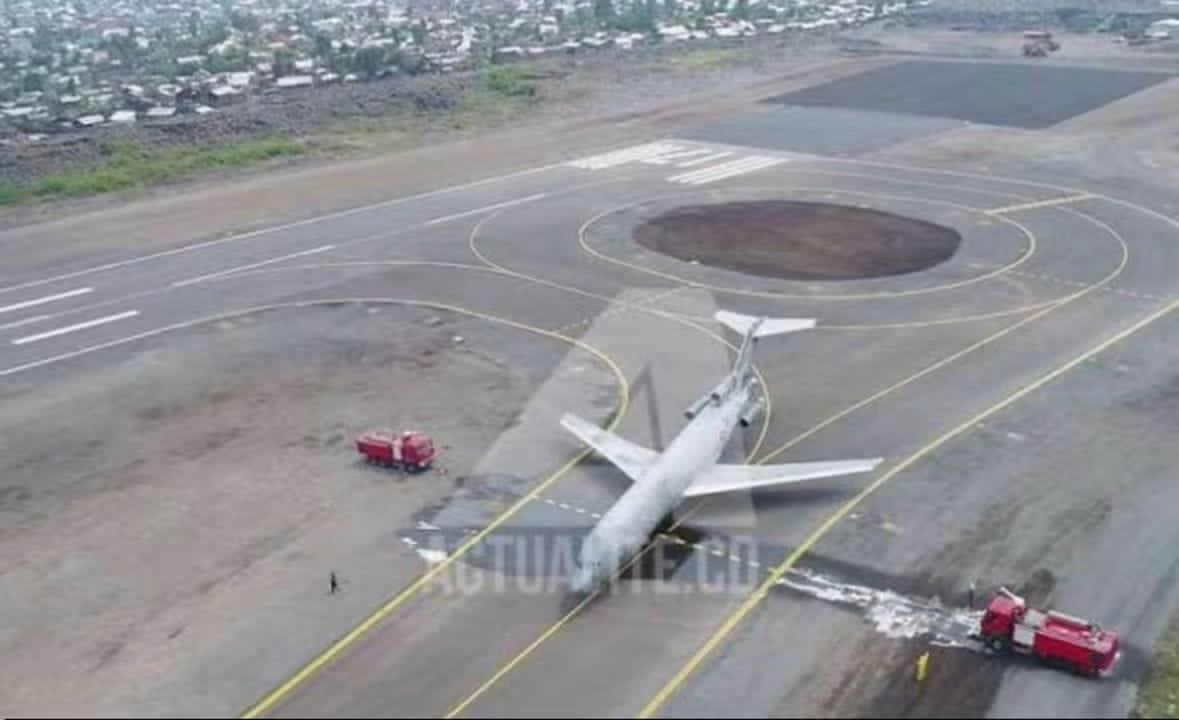 ClmentMuya2's tweet photo. 🚨 URGENT GOMA 
Retrait d'armements à l'aéroport
Des mouvements militaires importants sont observés à l'aéroport de Goma. 
L'armée rwandaise (RDF) procède au retrait de ses armements lourds et de ses munitions. https://t.co/M1QptpvyOe