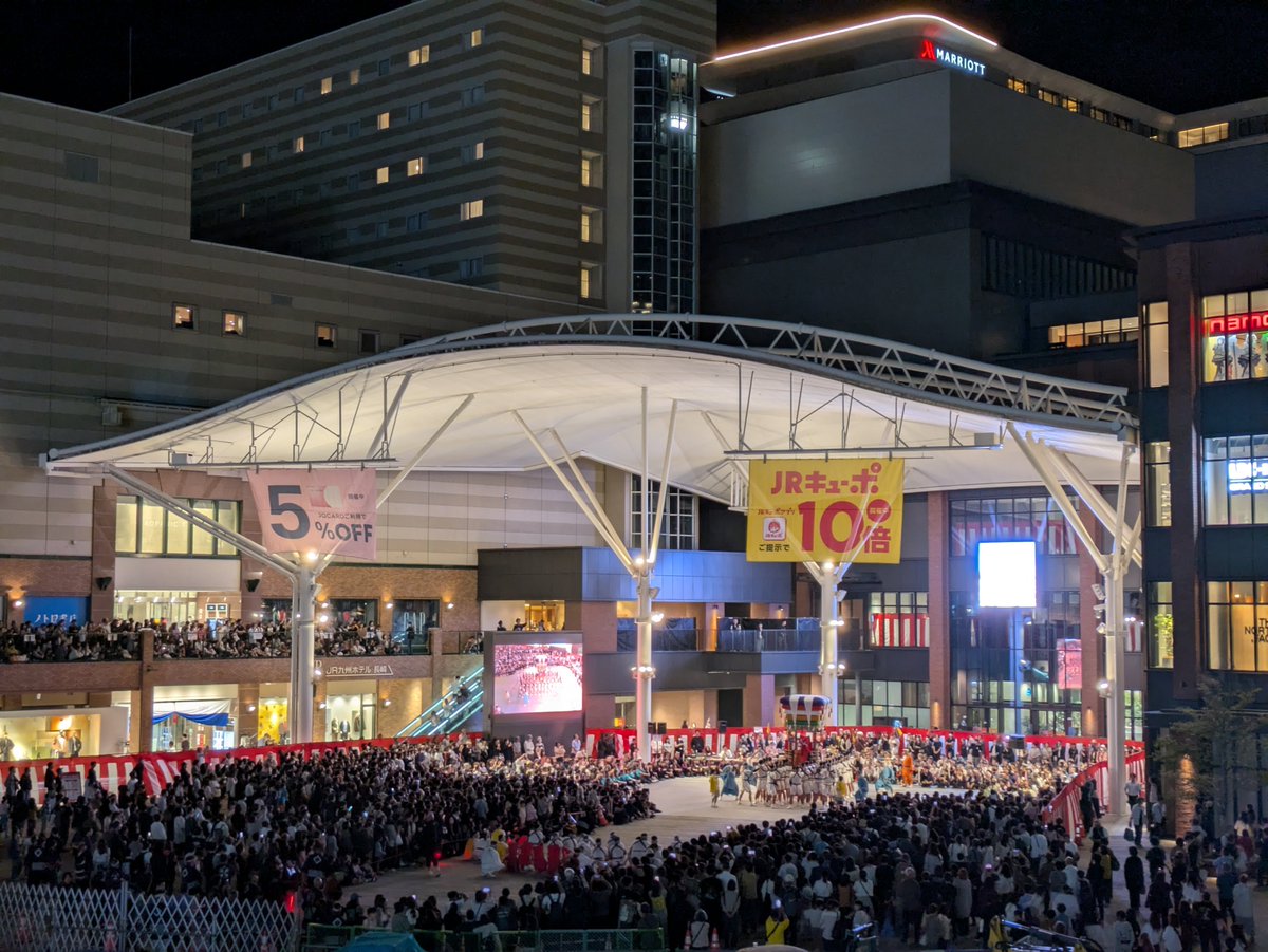 happy_hacchy's tweet photo. 長崎駅前のかもめ広場が
えらいことになっとった(21時過ぎよ)
おくんちのコッコデショに遭遇 https://t.co/nCJGVqjA7t