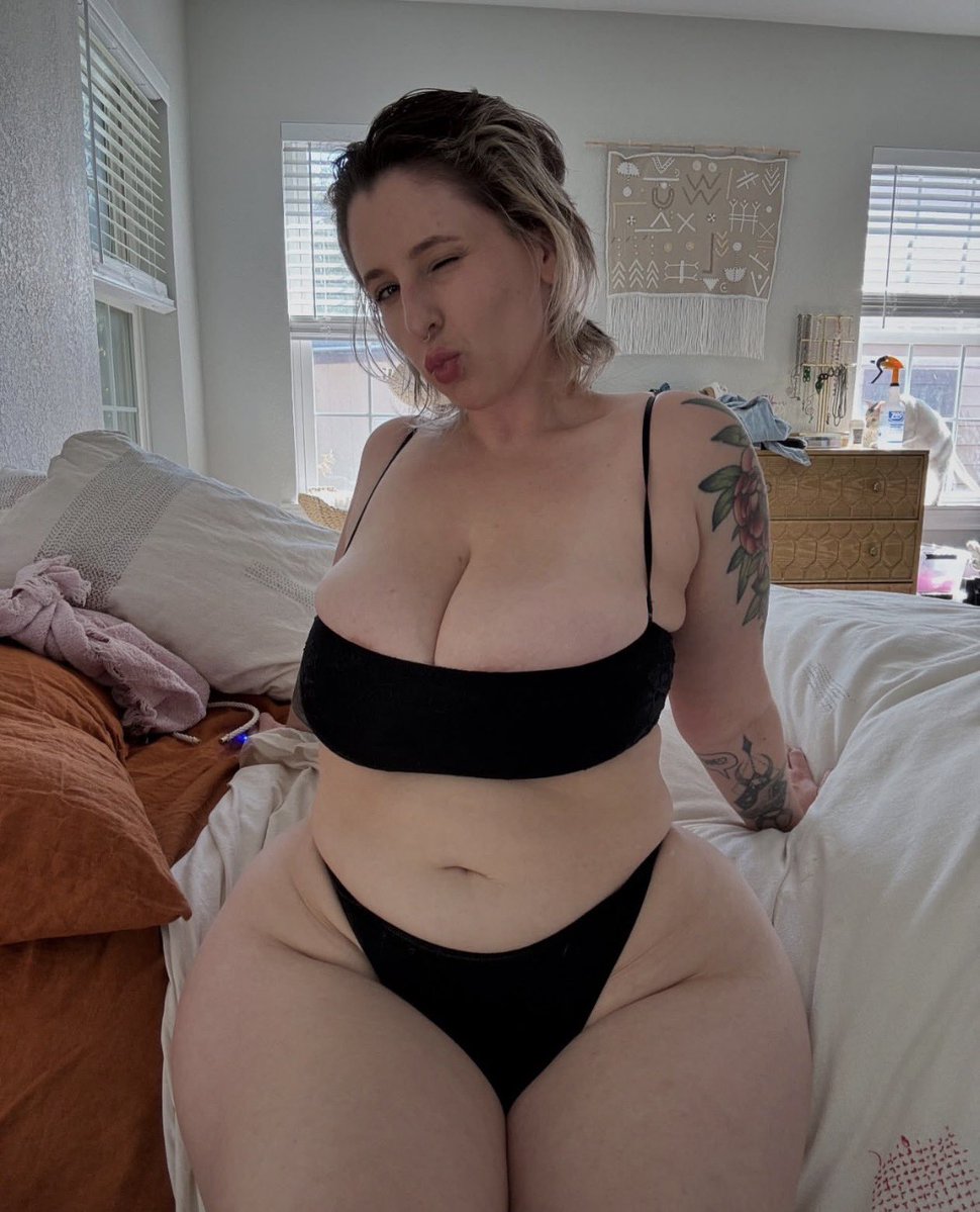 iamrealemily's tweet photo. I wanted a boyfriend, but no one likes chubby girls 😢 https://t.co/Fn0DHhnhoq