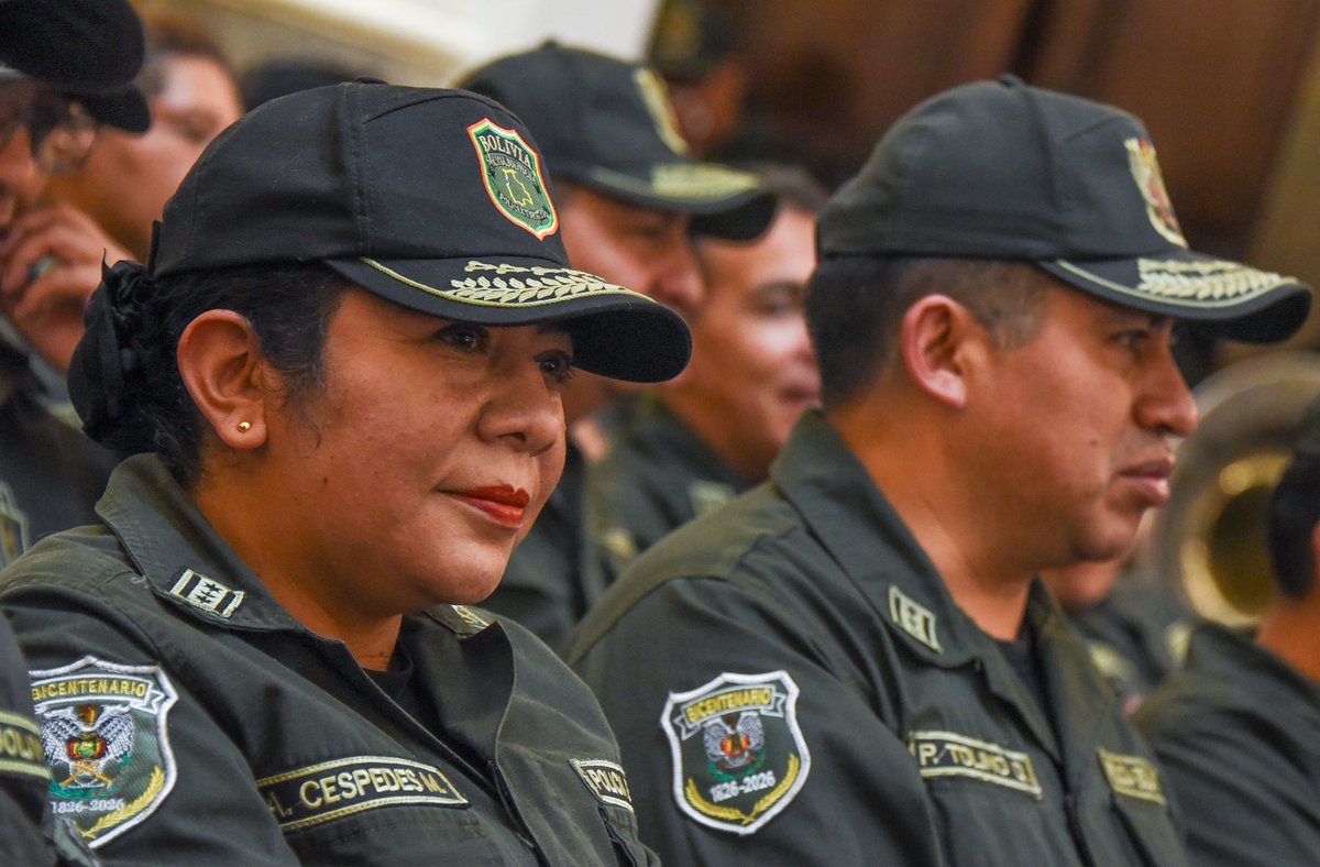 Ofiprebo's tweet photo. El presidente @Rodrigo_PazP entregó una condecoración al pabellón de la Policía Boliviana en reconocimiento a su servicio al pueblo y su contribución a la defensa de la democracia. Durante el acto, destacó su labor frente al crimen organizado y la importancia de fortalecer las instituciones con apego a la Constitución y las leyes.

El mandatario también resaltó el trabajo coordinado entre la Policía y las Fuerzas Armadas durante los 53 días de bloqueos, en la atención de necesidades humanitarias y la protección del derecho de la población a transitar y acceder a servicios esenciales.

El reconocimiento destaca el compromiso de los hombres y mujeres que trabajan para proteger a las familias bolivianas, preservar el orden constitucional y contribuir a una sociedad donde se respeten los derechos de todos.