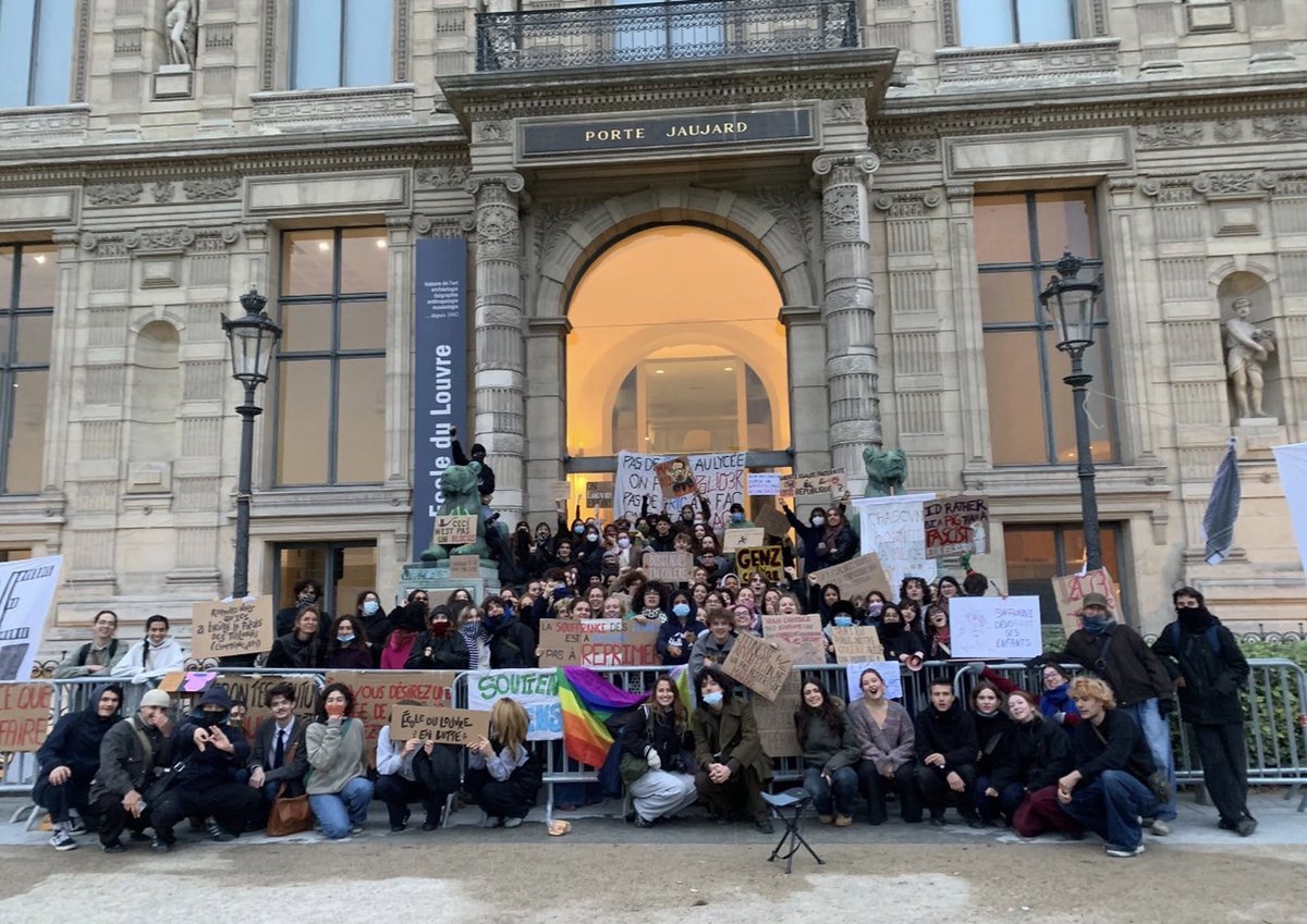 Ilangabet's tweet photo. Blocus à l’école du Louvre ce matin

Gros respect aux camarades qui bloquent pour la première fois de leur histoire https://t.co/PoiVr0bS3y