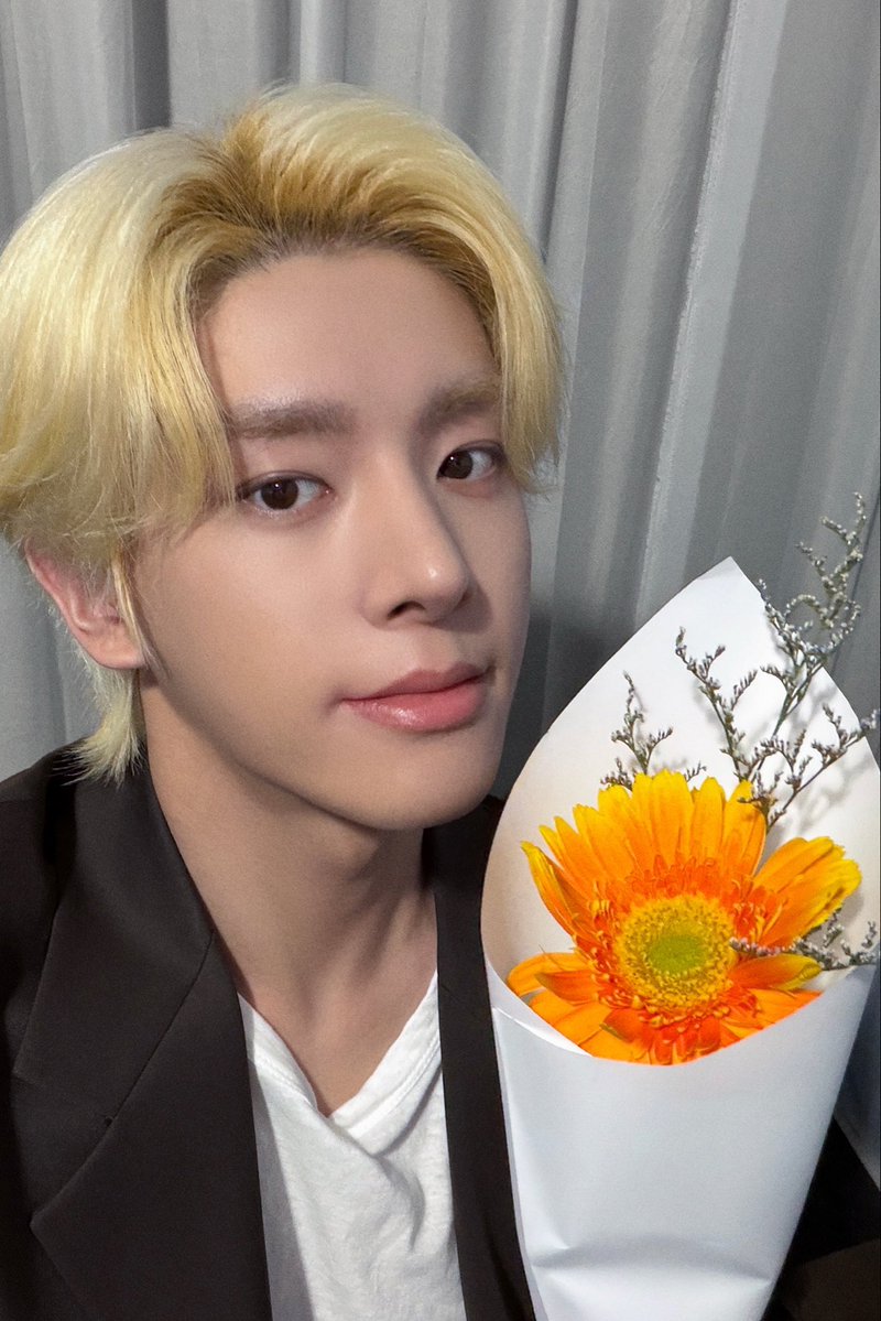 jaykemate's tweet photo. both photos were taken in ph 🇵🇭 

2024 🧡                                       2026 🧡 https://t.co/ifhKOgJd3w