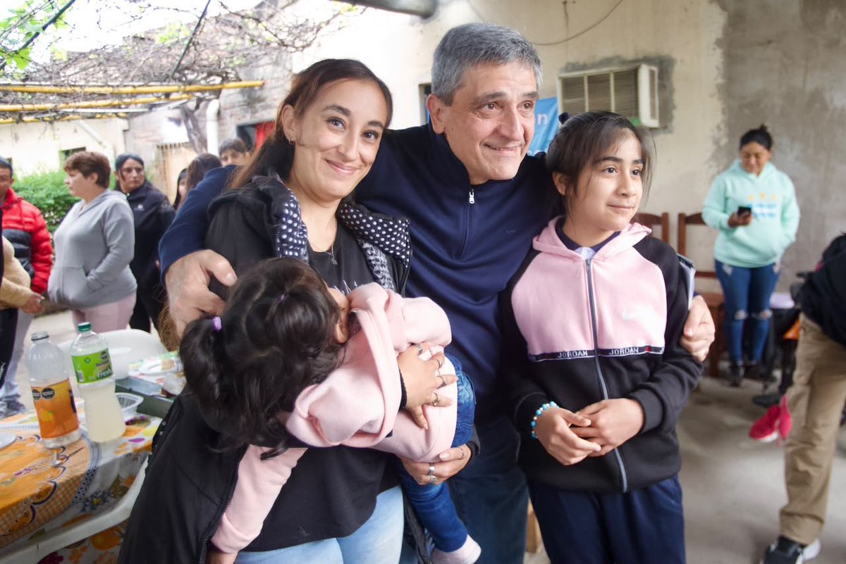 pyedlin's tweet photo. 🏘️ REUNIÓN CON VECINOS DEL BARRIO 130 VIVIENDAS

📌 Visitamos el barrio 130 Viviendas para escuchar las preocupaciones de sus vecinos, conocer de primera mano la realidad que atraviesan y compartir una mirada sobre la situación de nuestro país.

🇦🇷 Junto a @gabiyedlin , dialogamos sobre las consecuencias de un modelo económico que provoca el cierre de empresas, la pérdida de empleos, el ajuste sobre las universidades públicas y el desfinanciamiento de la discapacidad, afectando la vida cotidiana de miles de familias argentinas.

📢 Necesitamos una Argentina donde el esfuerzo y la educación sean oportunidades para progresar, donde haya trabajo y donde el Estado garantice derechos.

📍 Seguimos recorriendo #Tucumán , escuchando a nuestros vecinos y defendiendo un modelo de país con eje en la producción regional, el empleo, la educación pública y las oportunidades para todos.