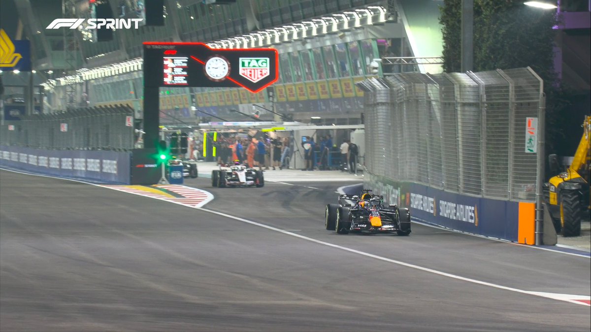 F1's tweet photo. 🟢 GREEN LIGHT 🟢

After a slight delay to SQ2, the drivers head out on track 🙌

#F1Sprint #SingaporeGP https://t.co/QdcZ0Ny1G8