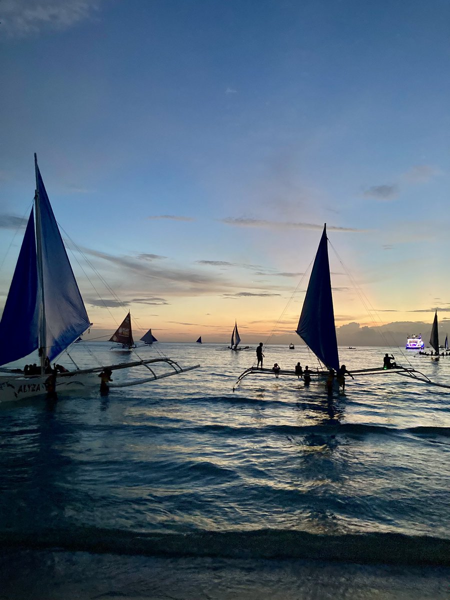 Profbluejay's tweet photo. Today’s sunset.😍 #Boracay https://t.co/I9IEio6hgM
