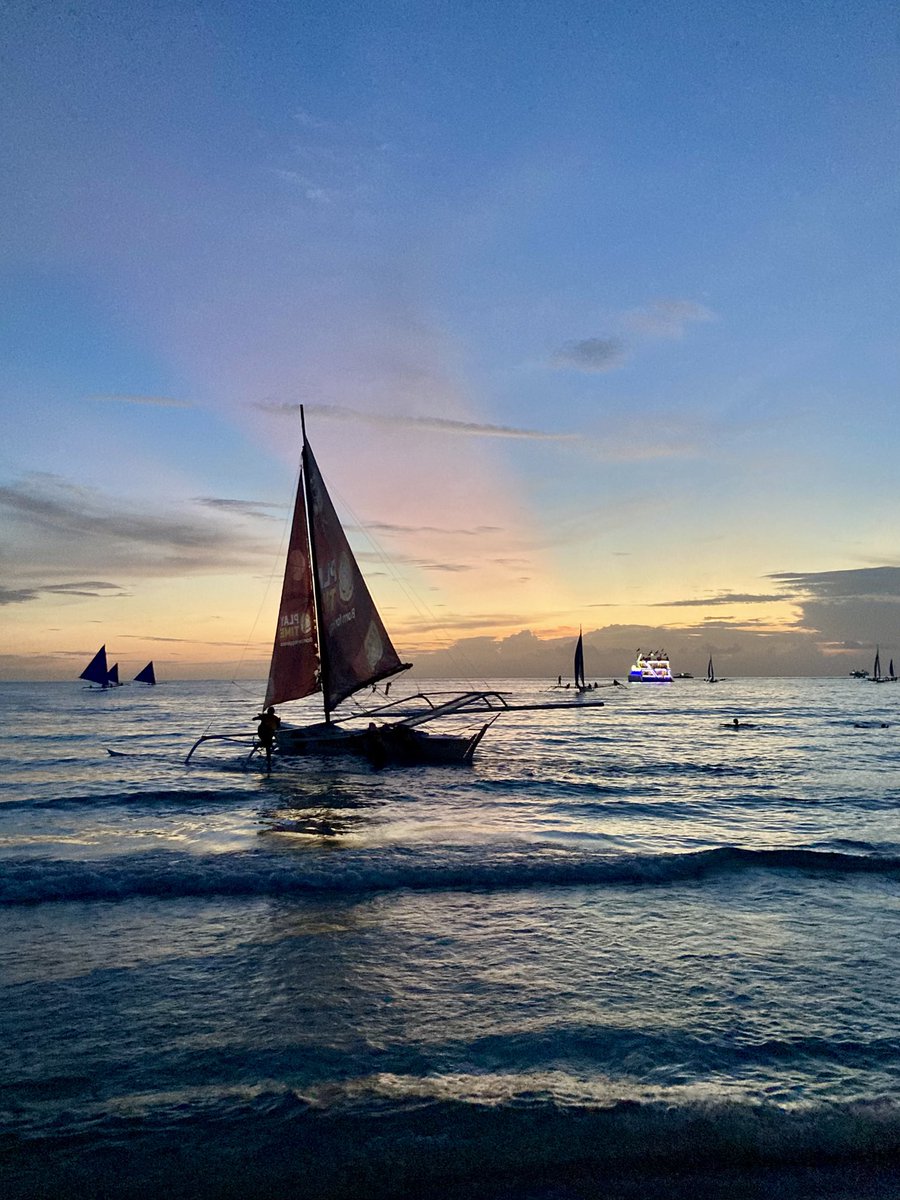 Profbluejay's tweet photo. Today’s sunset.😍 #Boracay https://t.co/I9IEio6hgM