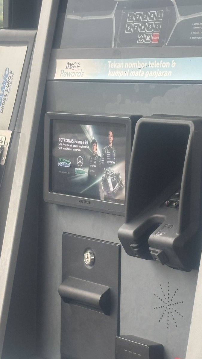 arithewon's tweet photo. isi minyak dekat petronas supaya dorang ada duit untuk upgrade besi buruk dorang https://t.co/JcWJBYPCdh
