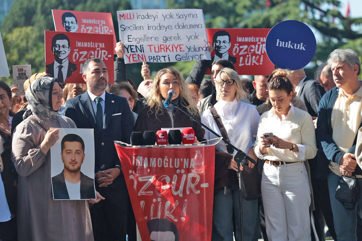 dk_imamoglu's tweet photo. Diken üstünde yaşayan; kendini güvende hissetmeyen, umudu ve geleceğe olan inancı her geçen gün zedelenen bir topluma dönüşmüş olsak da bizler adaletin hakim olduğu, kimsenin korkuyla yaşamadığı, herkesin geleceğe güvenle bakabildiği güzel yarınlar için mücadele etmeye devam edeceğiz.