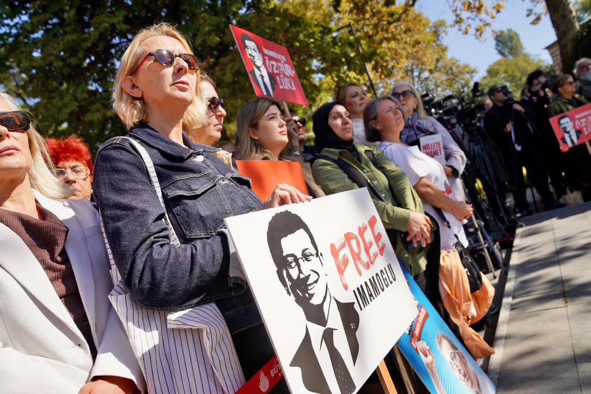 dk_imamoglu's tweet photo. Diken üstünde yaşayan; kendini güvende hissetmeyen, umudu ve geleceğe olan inancı her geçen gün zedelenen bir topluma dönüşmüş olsak da bizler adaletin hakim olduğu, kimsenin korkuyla yaşamadığı, herkesin geleceğe güvenle bakabildiği güzel yarınlar için mücadele etmeye devam edeceğiz.