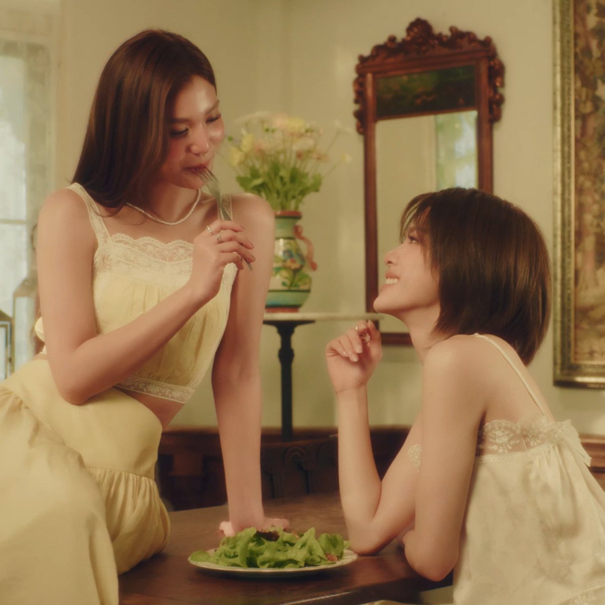 peachiepawsie's tweet photo. must be nice having a personal feeder

ONE NIGHT OR FOREVER MV
#ชั่วคราวหรือค้างคืนตลอดไป_EMIBONNIEmv https://t.co/mYxdYR5VTJ