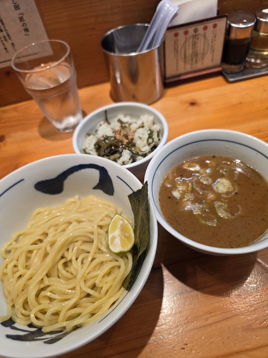 Nob3M's tweet photo. つじ田@神田御茶ノ水店

濃厚つけ麺+高菜ごはん

patagoniaのレトロXを無事購入後
再訪🍴🍜前回同様接客が良い🎖
数種類の節を効かせたつけ汁
旨いんだよね😋高菜ごはんも
ちゃんとボリュームありました🍚
とみ田や六厘など
名店にはやはり理由がある👍
次はらーめん食ってみよう😁✨️
ゴチでした🙏 https://t.co/IeMTCgpNzd