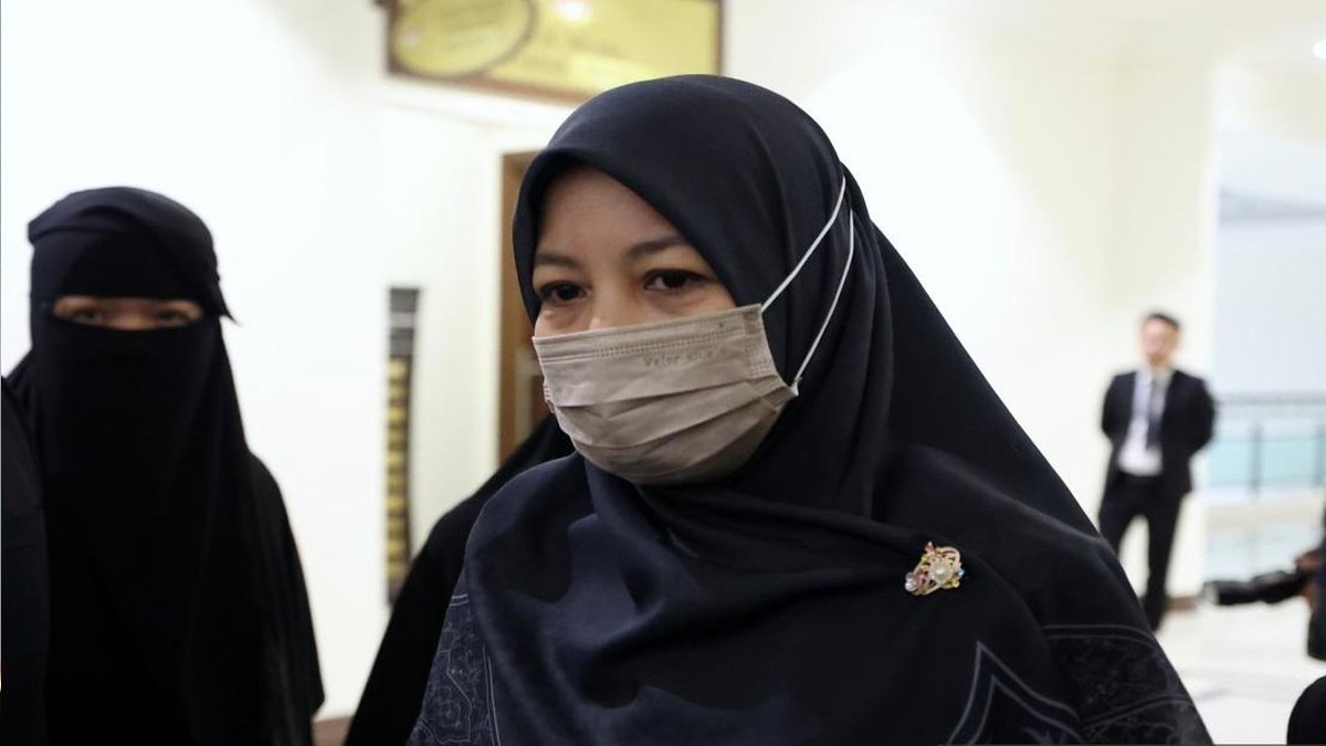 newspaperye35's tweet photo. INKUES: IBU PERTIKAI CATATAN DIARI ZARA QAIRINA BERUNSUR KEBENCIAN TERHADAPNYA

Ibu Zara Qairina Mahathir, Noraidah Lamat, pertikaikan kesahihan catatan diari anak dia yang ada luahan macam "Aku benci ibu" dan "tidak payah melahirkan aku". https://t.co/TXEM4LUgbW