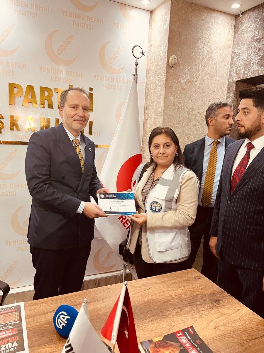 EmadDernegi's tweet photo. 🔴 EMADDER – ANKARA SİNCAN YENİDEN REFAH PARTİSİ ZİYARETİ

@rprefahpartisi
@erbakanfatih
@melihguuner
@ozhansezer25
@rprefahsincan

Emeklilikte Adalet Derneği Yönetim Kurulumuz, Ankara Sincan İlçe Başkanlığında Yeniden Refah Partisi Genel Başkanı Sayın Dr. Fatih Erbakan ile bir araya gelmiştir.

Görüşmemizde Genel Başkanımız Sayın Mihriban Uğurlu’nun selamlarını ileterek, 18 Ekim Pazar günü Ankara’da gerçekleştireceğimiz Kademeli Emeklilik İçin Büyük Basın Açıklamamızın davetiyesini kendilerine takdim ettik.

Milyonlarca emekçinin hak ve adalet mücadelesini daha güçlü duyurmak, kademeli emeklilik talebimizi her platformda gündemde tutmak için çalışmalarımızı kararlılıkla sürdürüyoruz.

Nazik kabulleri ve ilgileri için Sayın Dr. Fatih Erbakan’a teşekkür ediyoruz.

Saygılarımızla,
Emeklilikte Adalet Derneği

@suatkilic
@BO_Osmanagaoglu
@MehmedAltinoz
@DoganBekin
@mvaliyuksel42
@mehemmed19
@ha_kanay
@magdursuztoplum

@EmadDernegi
#KademeliEmeklilik 
#KademeYasalaşmalı