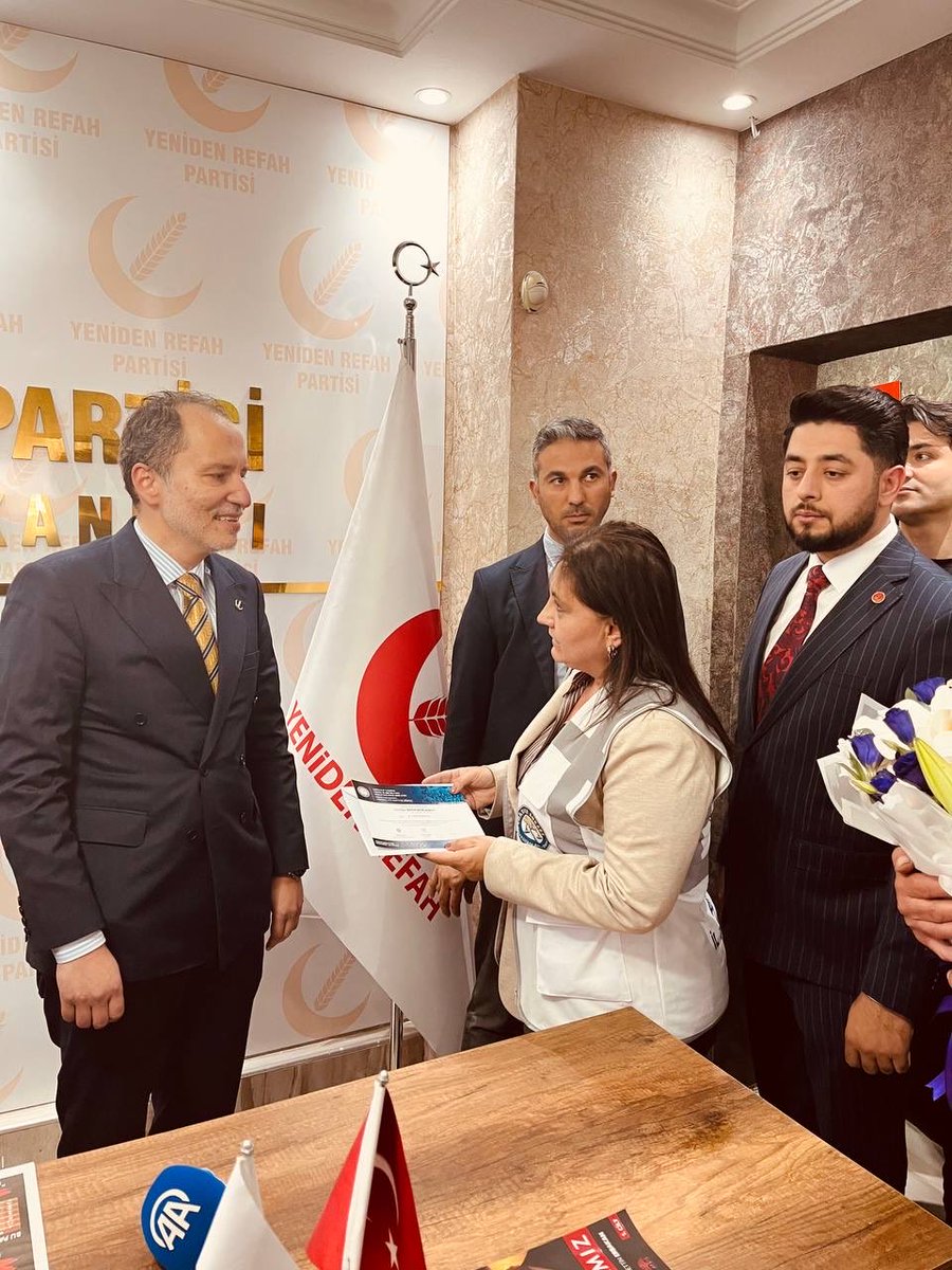 EmadDernegi's tweet photo. 🔴 EMADDER – ANKARA SİNCAN YENİDEN REFAH PARTİSİ ZİYARETİ

@rprefahpartisi
@erbakanfatih
@melihguuner
@ozhansezer25
@rprefahsincan

Emeklilikte Adalet Derneği Yönetim Kurulumuz, Ankara Sincan İlçe Başkanlığında Yeniden Refah Partisi Genel Başkanı Sayın Dr. Fatih Erbakan ile bir araya gelmiştir.

Görüşmemizde Genel Başkanımız Sayın Mihriban Uğurlu’nun selamlarını ileterek, 18 Ekim Pazar günü Ankara’da gerçekleştireceğimiz Kademeli Emeklilik İçin Büyük Basın Açıklamamızın davetiyesini kendilerine takdim ettik.

Milyonlarca emekçinin hak ve adalet mücadelesini daha güçlü duyurmak, kademeli emeklilik talebimizi her platformda gündemde tutmak için çalışmalarımızı kararlılıkla sürdürüyoruz.

Nazik kabulleri ve ilgileri için Sayın Dr. Fatih Erbakan’a teşekkür ediyoruz.

Saygılarımızla,
Emeklilikte Adalet Derneği

@suatkilic
@BO_Osmanagaoglu
@MehmedAltinoz
@DoganBekin
@mvaliyuksel42
@mehemmed19
@ha_kanay
@magdursuztoplum

@EmadDernegi
#KademeliEmeklilik 
#KademeYasalaşmalı