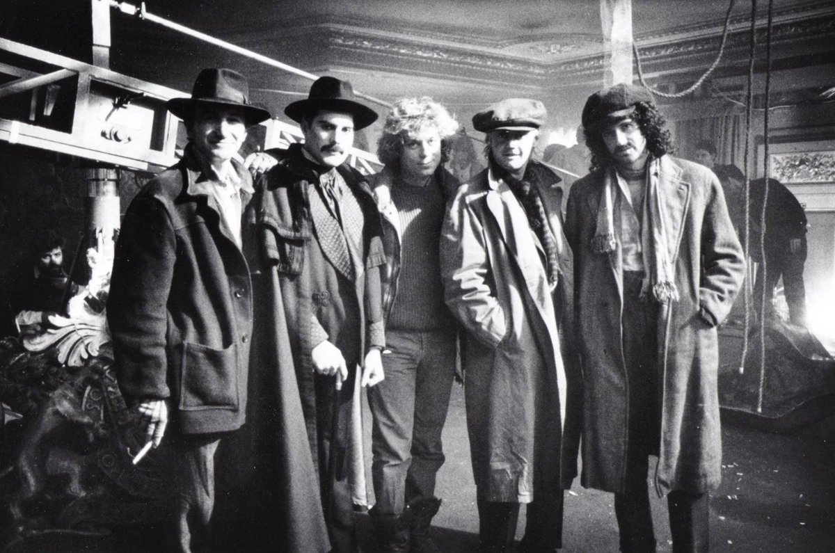 RuidoAnalogico's tweet photo. Los miembros de Queen en la grabación de A Kind Of Magic, con Russell Mulcahy, director del videoclip. ¡Vaya plantas! 🎩
#Queen #AKindOfMagic #videoclip #UK https://t.co/hD9GptKKTA