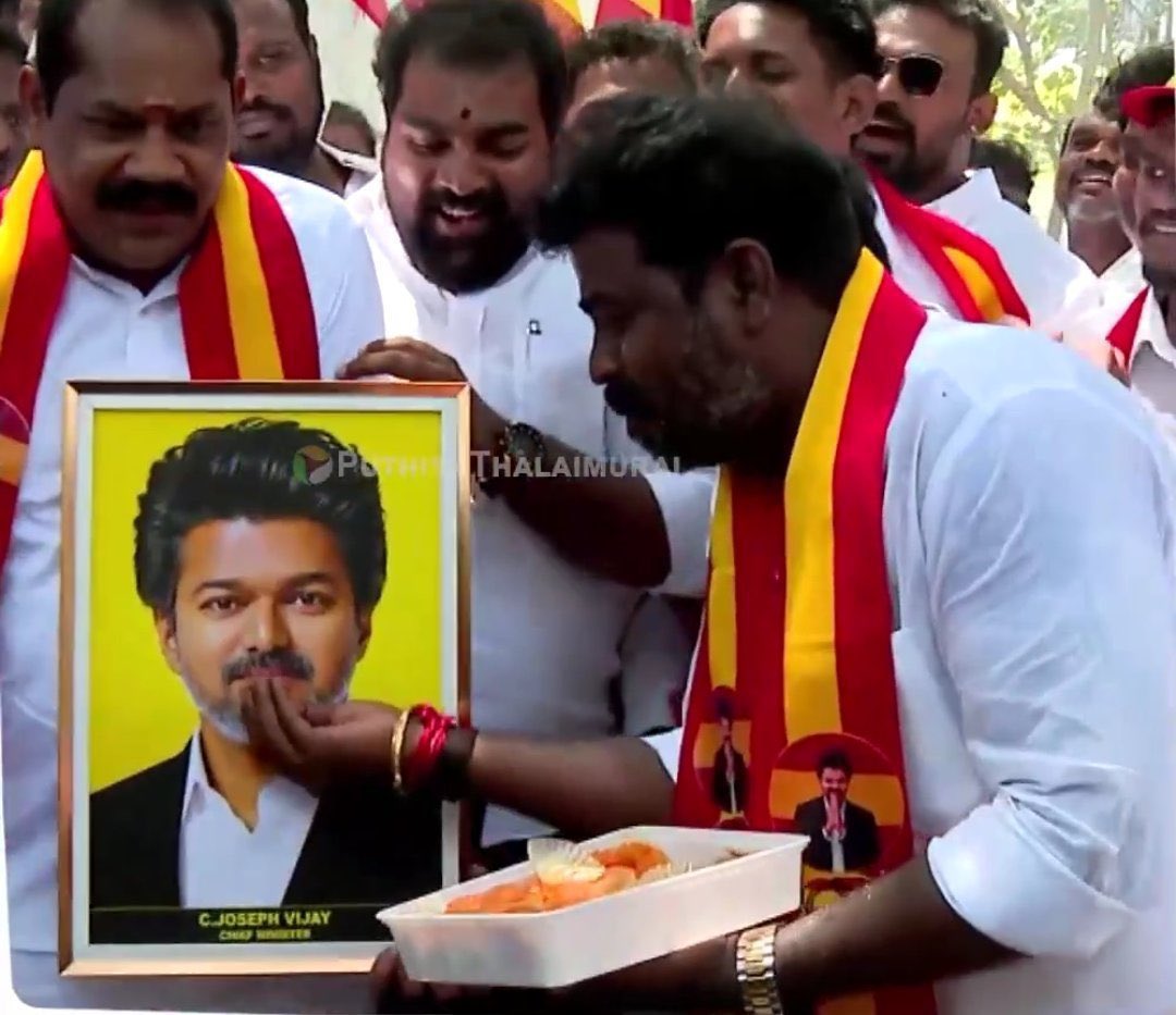 Saattaidurai's tweet photo. புகைப்படத்திற்கு ஊட்டி விடும் இவர் ஒரு சட்டமன்ற உறுப்பினர் !

த்தூ இது ஒரு நாடு ! https://t.co/qyxHv0zAk5