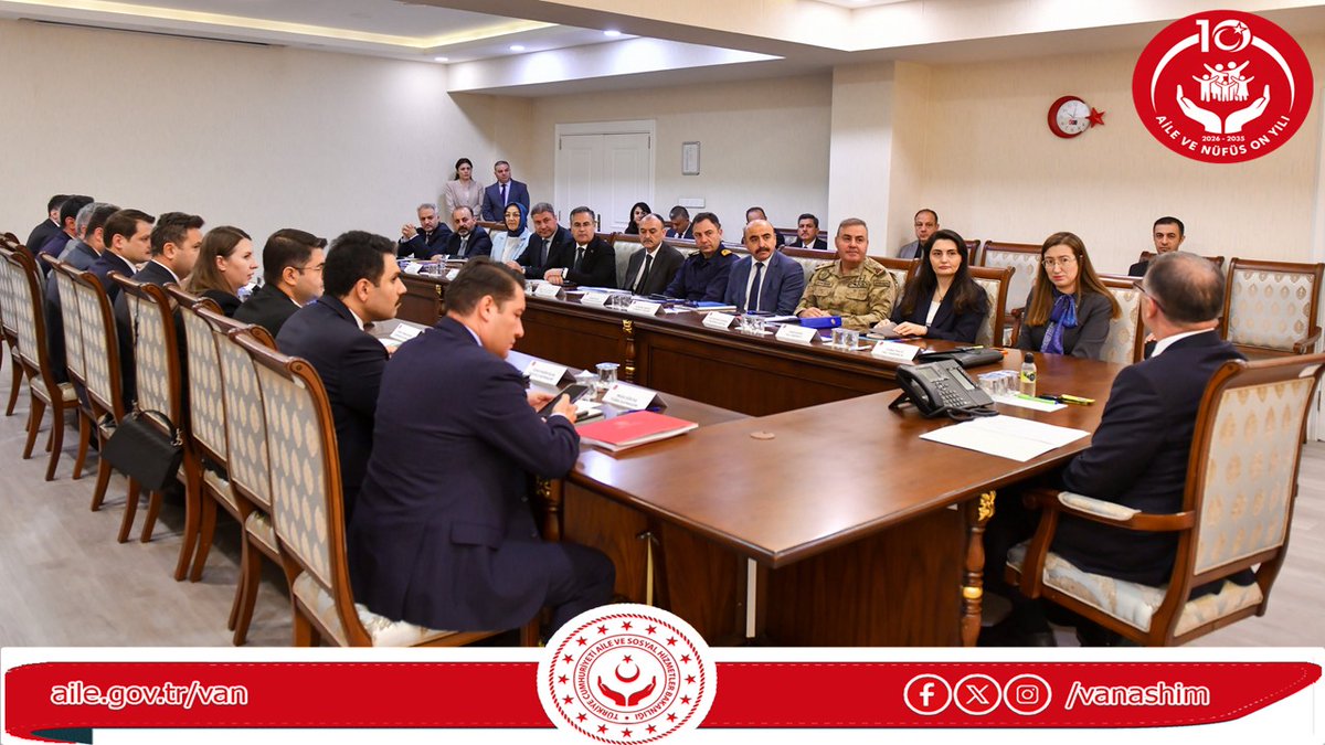 vanashim's tweet photo. Valimiz Sn. Ozan Balcı başkanlığında, Valiliğimiz Ali Paşa Toplantı Salonunda Vali Yardımcıları, Kaymakamlar, İl Jandarma Komutanı, İl Emniyet Müdürü, Kamu kurumlarının müdürleri ve İl Müdürümüz Sn. Vefa Akdoğan'ın katılımıyla toplantı yapıldı.

Toplantıda, başta okul güvenliği olmak üzere genel asayiş-güvenlik tedbirleri, sosyal hizmetler, spor, sağlık gibi ilimizdeki hizmetler ve yapılan çalışmalar değerlendirildi.

@tcailesosyal
@tcvanvaliligi