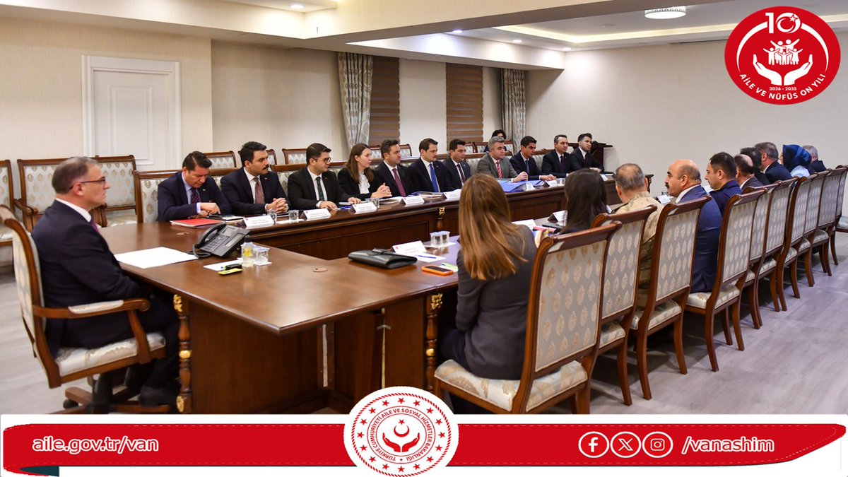 vanashim's tweet photo. Valimiz Sn. Ozan Balcı başkanlığında, Valiliğimiz Ali Paşa Toplantı Salonunda Vali Yardımcıları, Kaymakamlar, İl Jandarma Komutanı, İl Emniyet Müdürü, Kamu kurumlarının müdürleri ve İl Müdürümüz Sn. Vefa Akdoğan'ın katılımıyla toplantı yapıldı.

Toplantıda, başta okul güvenliği olmak üzere genel asayiş-güvenlik tedbirleri, sosyal hizmetler, spor, sağlık gibi ilimizdeki hizmetler ve yapılan çalışmalar değerlendirildi.

@tcailesosyal
@tcvanvaliligi