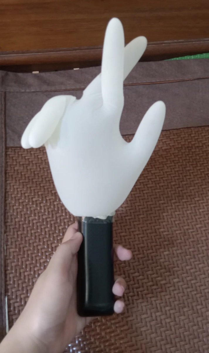 meme_4sho's tweet photo. DIY light stick 😭😭😭🤞

wjinluv  on threads https://t.co/vHHjEkHTcF