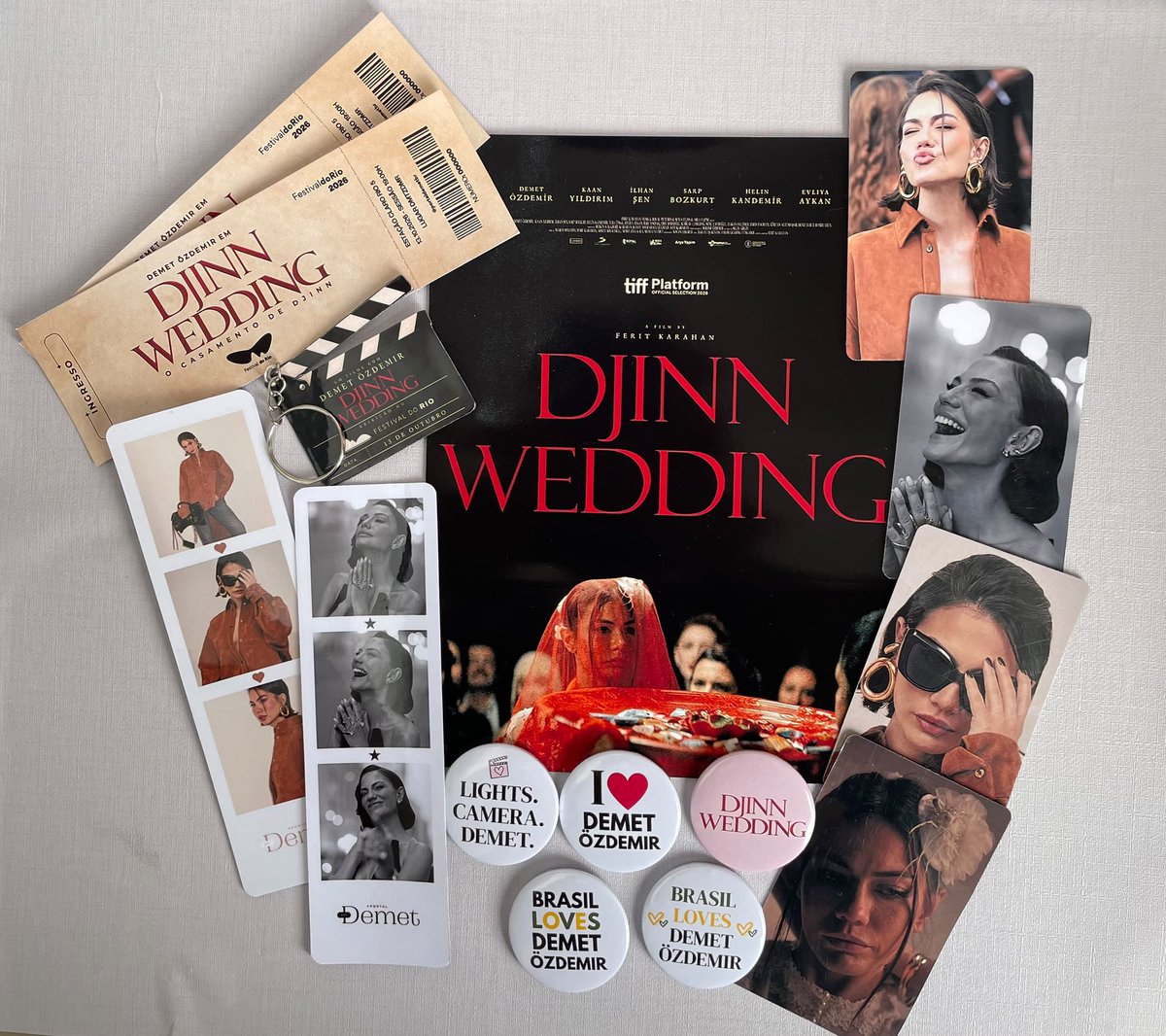 PortalDemetBR's tweet photo. 🎬| Você que vai estar presente na exibição de “O casamento de Djinn” no Festival do Rio, dia 13, temos uma surpresa! 🤩

Preparamos vários brindes pra vocês curtirem ainda mais esse dia! 😍
Mas atenção: as quantidades são LIMITADAS! Então, se quiser garantir o seu, chegue um pouquinho mais cedo! 🫶🏻

Vamos juntos fazer dessa sessão um momento incrível e inesquecível, mostrando mais uma vez a força e todo o amor das fãs de #DemetÖzdemir no Brasil! 🇧🇷❤️

Esperamos vocês para viver esse momento com a gente! 🥹
#cinlerindüğünü #djinnwedding #festivaldorio