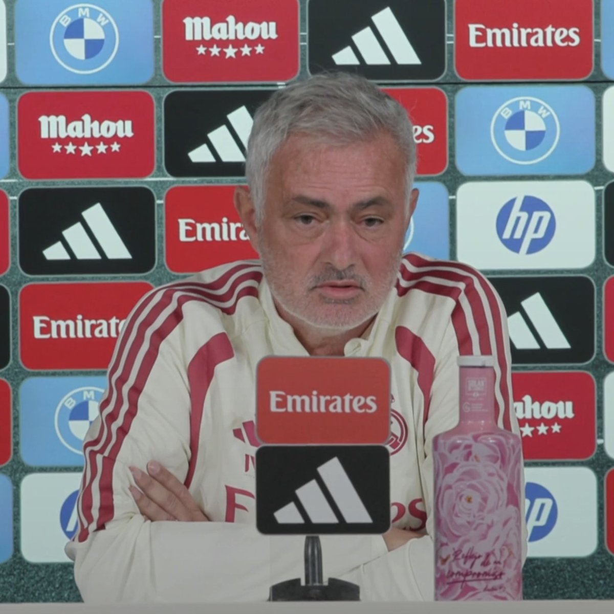 theMadridZone's tweet photo. 🚨 José Mourinho: "My meritocracy principles aren't being applied?

Meritocracy, yes, but also an openness not for status... not for status... not for name... but for the moment. 

Knowing what might be the best way to help a particular player. There are players who, when they're not playing well, there are different strategies to try to help them improve. 

One is, obviously, pure meritocracy: if you're not playing well, you're out. 

But... pure meritocracy also has its risks, because the player will still need more time to get back to their best... to get back to their normal form. 

You're probably referring to Vini's case. You see, I'm not hiding. 

What hurts me the most, what makes me saddest, is understanding that he really wants to be well. That he really wants to be the Vinicius who wins matches, who wins titles, who wins Champions Leagues, who makes a difference...

What hurts me the most is feeling this pain he feels. 

Being a young man who, is an extraordinary young man, who is working incredibly hard to return. 

A direct question: Will he always play until "our Vinicius" returns? Or might there come a point where you think the best way to help him is a specific plan that involves him not playing or being on the bench, and we'll try to find some other way to help him? 

I, as I've sometimes understood, don't interfere with true, pure Madrid fans. I only respect them, I don't interfere. 

But it breaks my heart when a young man like this, who obviously isn't the usual Vinicius, the player from another world... it breaks my heart that people, probably influenced by many of you, aren't helping him. 

And he's a young man who deserves to be helped, because he desperately wants to be the Vinicius who has brought so much joy to Madrid fans."