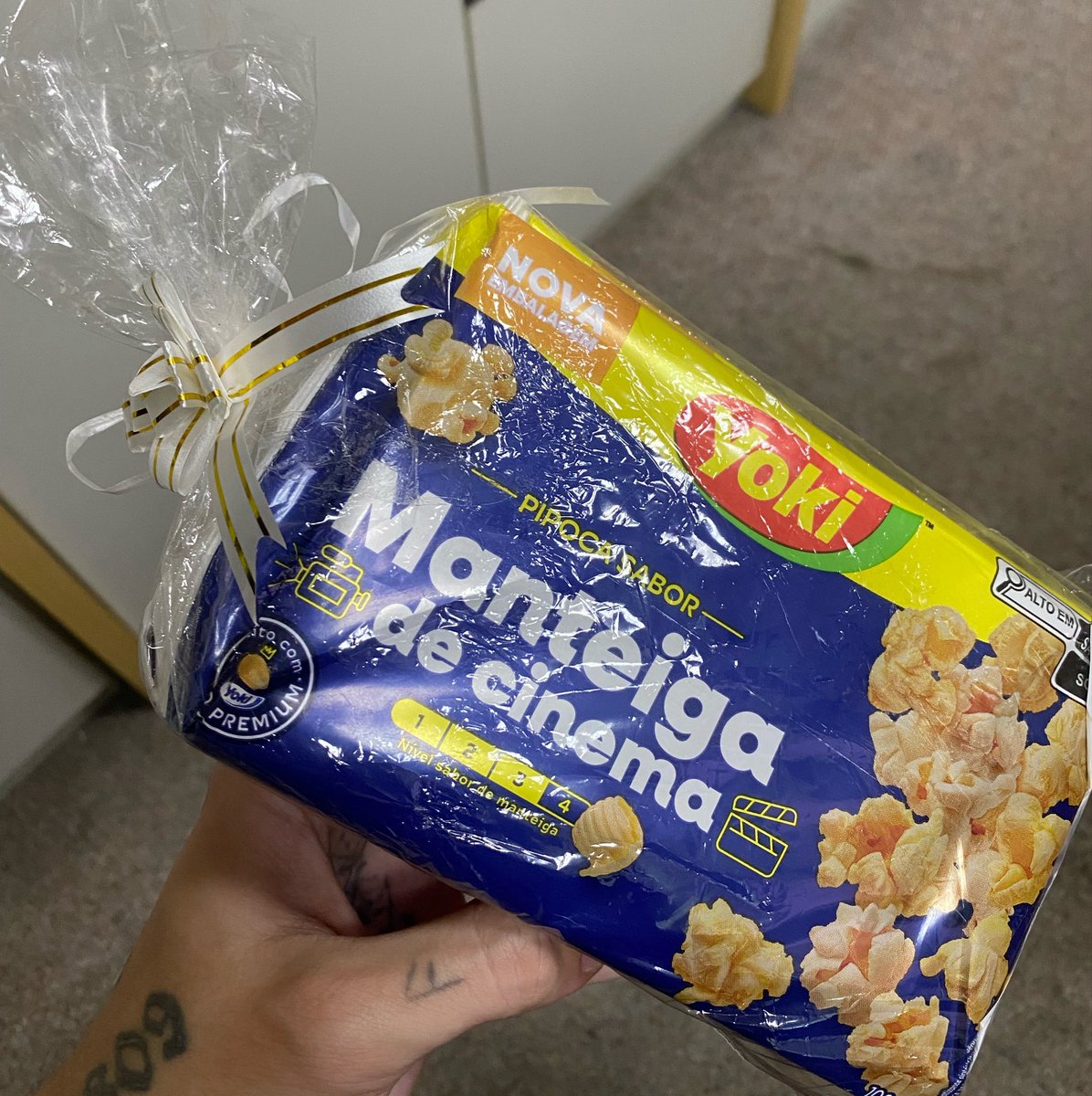 bebebenebebe's tweet photo. a tia da faxina aqui no escritório me chama de pipoca pela quantidade de pipoca q como e ai hj cheguei e ela me deu isso de aniversário to chorando https://t.co/A09htkpbsJ