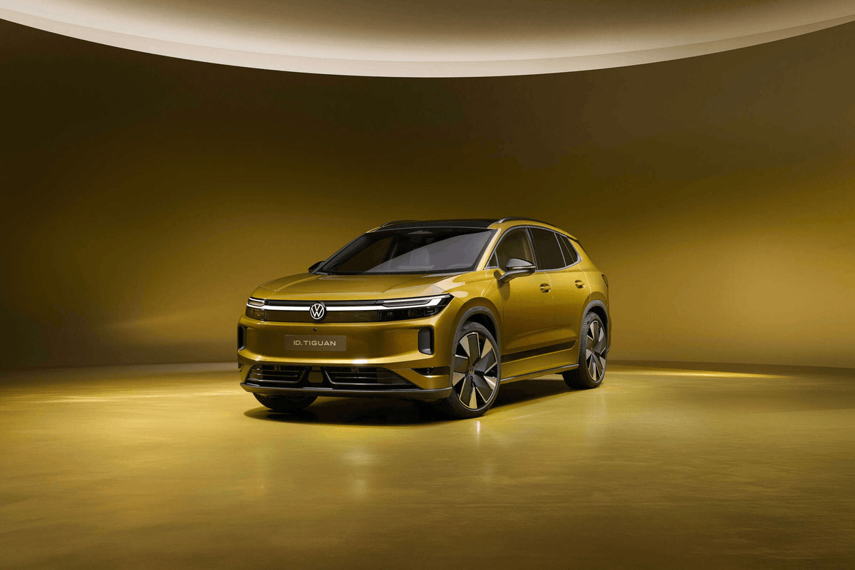 sifiraracfiyat's tweet photo. Volkswagen ID. Tiguan Tanıtıldı

Volkswagen’in tamamen elektrikli yeni SUV modeli ID. Tiguan, 2027’nin başında ID.4 ve ID.5’in yerini alacak. Mevcut Tiguan ise benzinli, dizel ve hibrit motor seçenekleriyle satışta kalacak.

58 kWh bataryalı 190 PS ve 77 kWh bataryalı 286 PS arkadan itişli seçeneklerin yanı sıra, 77 kWh bataryalı 299 PS gücünde 4MOTION versiyonu sunulacak. Versiyona göre WLTP menzili 600 km’ye kadar ulaşacak.

Modelde 534 litreye kadar bagaj hacmi ve 32 litrelik ön bagaj bulunuyor. İç mekanda 10 inç dijital gösterge ve 15 inç multimedya ekranı yer alırken, 12 inç ön yolcu ekranı opsiyonel olarak sunuluyor. Direksiyonda ve klima kumandalarında fiziksel düğmeler kullanılıyor.

Tek pedallı sürüş standart. Masaj, hafıza ve havalandırma fonksiyonlu ön koltuklar, Harman Kardon ses sistemi ve panoramik açılır cam tavan ise opsiyonlar arasında.

🚗 Almanya’da ön satışlar 13 Ekim’de 42.695 eurodan başlayan fiyatlarla açılacak. Türkiye fiyatı ve satış tarihi henüz paylaşılmadı.

💭 Yeni ID. Tiguan’ın tasarımını nasıl buldunuz?

▪ Belirtilen özellikler ve donanımlar pazara ve versiyona göre değişiklik gösterebilir.

▪ Sponsorlu içerik veya reklam değildir. Bağımsız bilgilendirme amacıyla hazırlanmıştır.

📌 Kaynak: Volkswagen Newsroom.
@aracfiyatcom tarafından hazırlanmıştır.

👉 Güncel sıfır araç fiyatları için: https://t.co/joZ7mVC38n
📲 Yeni fiyatlar ve otomotiv gündemini kaçırmamak için bizi takip edin.

#aracfiyatcom #sıfırotomobil #Volkswagen #IDTiguan #Tiguan