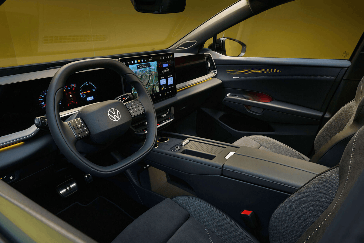 sifiraracfiyat's tweet photo. Volkswagen ID. Tiguan Tanıtıldı

Volkswagen’in tamamen elektrikli yeni SUV modeli ID. Tiguan, 2027’nin başında ID.4 ve ID.5’in yerini alacak. Mevcut Tiguan ise benzinli, dizel ve hibrit motor seçenekleriyle satışta kalacak.

58 kWh bataryalı 190 PS ve 77 kWh bataryalı 286 PS arkadan itişli seçeneklerin yanı sıra, 77 kWh bataryalı 299 PS gücünde 4MOTION versiyonu sunulacak. Versiyona göre WLTP menzili 600 km’ye kadar ulaşacak.

Modelde 534 litreye kadar bagaj hacmi ve 32 litrelik ön bagaj bulunuyor. İç mekanda 10 inç dijital gösterge ve 15 inç multimedya ekranı yer alırken, 12 inç ön yolcu ekranı opsiyonel olarak sunuluyor. Direksiyonda ve klima kumandalarında fiziksel düğmeler kullanılıyor.

Tek pedallı sürüş standart. Masaj, hafıza ve havalandırma fonksiyonlu ön koltuklar, Harman Kardon ses sistemi ve panoramik açılır cam tavan ise opsiyonlar arasında.

🚗 Almanya’da ön satışlar 13 Ekim’de 42.695 eurodan başlayan fiyatlarla açılacak. Türkiye fiyatı ve satış tarihi henüz paylaşılmadı.

💭 Yeni ID. Tiguan’ın tasarımını nasıl buldunuz?

▪ Belirtilen özellikler ve donanımlar pazara ve versiyona göre değişiklik gösterebilir.

▪ Sponsorlu içerik veya reklam değildir. Bağımsız bilgilendirme amacıyla hazırlanmıştır.

📌 Kaynak: Volkswagen Newsroom.
@aracfiyatcom tarafından hazırlanmıştır.

👉 Güncel sıfır araç fiyatları için: https://t.co/joZ7mVC38n
📲 Yeni fiyatlar ve otomotiv gündemini kaçırmamak için bizi takip edin.

#aracfiyatcom #sıfırotomobil #Volkswagen #IDTiguan #Tiguan