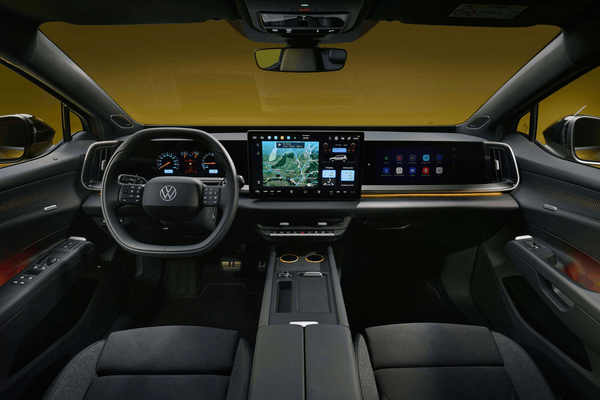 sifiraracfiyat's tweet photo. Volkswagen ID. Tiguan Tanıtıldı

Volkswagen’in tamamen elektrikli yeni SUV modeli ID. Tiguan, 2027’nin başında ID.4 ve ID.5’in yerini alacak. Mevcut Tiguan ise benzinli, dizel ve hibrit motor seçenekleriyle satışta kalacak.

58 kWh bataryalı 190 PS ve 77 kWh bataryalı 286 PS arkadan itişli seçeneklerin yanı sıra, 77 kWh bataryalı 299 PS gücünde 4MOTION versiyonu sunulacak. Versiyona göre WLTP menzili 600 km’ye kadar ulaşacak.

Modelde 534 litreye kadar bagaj hacmi ve 32 litrelik ön bagaj bulunuyor. İç mekanda 10 inç dijital gösterge ve 15 inç multimedya ekranı yer alırken, 12 inç ön yolcu ekranı opsiyonel olarak sunuluyor. Direksiyonda ve klima kumandalarında fiziksel düğmeler kullanılıyor.

Tek pedallı sürüş standart. Masaj, hafıza ve havalandırma fonksiyonlu ön koltuklar, Harman Kardon ses sistemi ve panoramik açılır cam tavan ise opsiyonlar arasında.

🚗 Almanya’da ön satışlar 13 Ekim’de 42.695 eurodan başlayan fiyatlarla açılacak. Türkiye fiyatı ve satış tarihi henüz paylaşılmadı.

💭 Yeni ID. Tiguan’ın tasarımını nasıl buldunuz?

▪ Belirtilen özellikler ve donanımlar pazara ve versiyona göre değişiklik gösterebilir.

▪ Sponsorlu içerik veya reklam değildir. Bağımsız bilgilendirme amacıyla hazırlanmıştır.

📌 Kaynak: Volkswagen Newsroom.
@aracfiyatcom tarafından hazırlanmıştır.

👉 Güncel sıfır araç fiyatları için: https://t.co/joZ7mVC38n
📲 Yeni fiyatlar ve otomotiv gündemini kaçırmamak için bizi takip edin.

#aracfiyatcom #sıfırotomobil #Volkswagen #IDTiguan #Tiguan