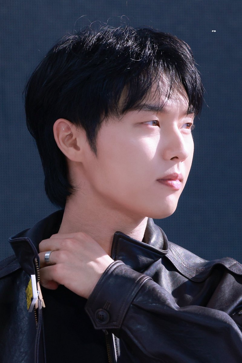 rokzfu's tweet photo. 자연광스케 좋은점
: 욱이 갈색눈동자가 잘 보임 🤎 https://t.co/jqlZ3xVGHR