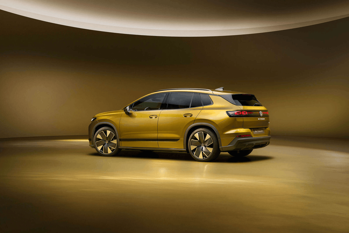 sifiraracfiyat's tweet photo. Volkswagen ID. Tiguan Tanıtıldı

Volkswagen’in tamamen elektrikli yeni SUV modeli ID. Tiguan, 2027’nin başında ID.4 ve ID.5’in yerini alacak. Mevcut Tiguan ise benzinli, dizel ve hibrit motor seçenekleriyle satışta kalacak.

58 kWh bataryalı 190 PS ve 77 kWh bataryalı 286 PS arkadan itişli seçeneklerin yanı sıra, 77 kWh bataryalı 299 PS gücünde 4MOTION versiyonu sunulacak. Versiyona göre WLTP menzili 600 km’ye kadar ulaşacak.

Modelde 534 litreye kadar bagaj hacmi ve 32 litrelik ön bagaj bulunuyor. İç mekanda 10 inç dijital gösterge ve 15 inç multimedya ekranı yer alırken, 12 inç ön yolcu ekranı opsiyonel olarak sunuluyor. Direksiyonda ve klima kumandalarında fiziksel düğmeler kullanılıyor.

Tek pedallı sürüş standart. Masaj, hafıza ve havalandırma fonksiyonlu ön koltuklar, Harman Kardon ses sistemi ve panoramik açılır cam tavan ise opsiyonlar arasında.

🚗 Almanya’da ön satışlar 13 Ekim’de 42.695 eurodan başlayan fiyatlarla açılacak. Türkiye fiyatı ve satış tarihi henüz paylaşılmadı.

💭 Yeni ID. Tiguan’ın tasarımını nasıl buldunuz?

▪ Belirtilen özellikler ve donanımlar pazara ve versiyona göre değişiklik gösterebilir.

▪ Sponsorlu içerik veya reklam değildir. Bağımsız bilgilendirme amacıyla hazırlanmıştır.

📌 Kaynak: Volkswagen Newsroom.
@aracfiyatcom tarafından hazırlanmıştır.

👉 Güncel sıfır araç fiyatları için: https://t.co/joZ7mVC38n
📲 Yeni fiyatlar ve otomotiv gündemini kaçırmamak için bizi takip edin.

#aracfiyatcom #sıfırotomobil #Volkswagen #IDTiguan #Tiguan
