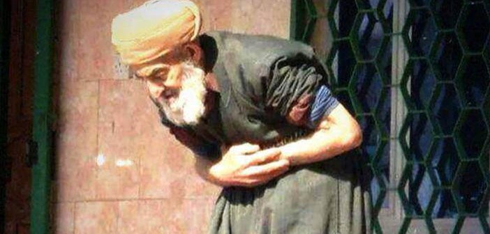kemalozercom's tweet photo. Bugün cuma namazının sünnetini edaya başladım. Tam o sıradaki solundaki kişi niyetini yaptı ve ardından duyacağım şekilde şöyle dedi:

"Yarabbi sabah namazından bu yana bilerek günah işlemedim. Bilmeden işlediysem beni affet ve beni büyük küçük günahlardan uzak kıl!"

Namaz bitti baktım 75-80 yaşlarında bir amca ama sakal bıyık yok, cami dışında baksan seküler sanırsın. Musafaha edip "amca ne güzel dua ettin maşaallah" dedim:

- "Evladım! Peygamberimiz, 'huşu içinde namaz kılanın namazı kabul edilir, ayrıca o kişi kötülük yapmaz' buyurmuş. Namazı huşu içinde kılmak için tövbe etmek lazım. Tövbe edip, huşu ile namaz kılarsak huzur içinde olursun, kimseye zararımız dokunmaz" dedi.

Tadili erkana riayet ederek namaz eda eden bu şuurda bir Müslüman görmek ne güzel. Allah sayılarını artırsın!