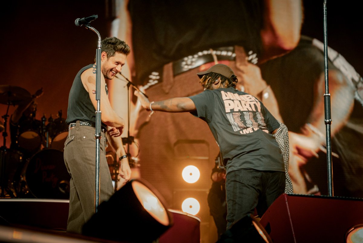 OT5Dailys's tweet photo. Niall Horan and Myles Smith on stage for #DPLOTBerlin last night!
via @MylesSmithUK https://t.co/hKAidGgAnM