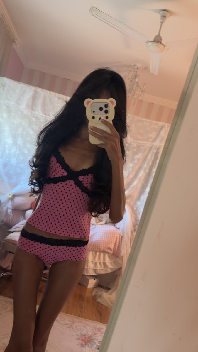 amermaidcake's tweet photo. blow out +tanned +cute pink pjs + long hair Lifes good https://t.co/PEdWnFCuX4
