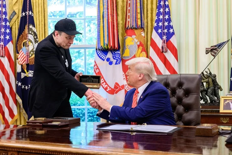DikenComTr's tweet photo. ABD Başkanı Donald Trump’ın ağustosta yeni uzay politikasını onaylamadan iki gün önce Elon Musk’ın sahibi olduğu SpaceX firmasından 1 ila 5 milyon dolar borç senedi satın aldığı ortaya çıktı.

https://t.co/boxKySQSZw https://t.co/HRM4lJkMGS