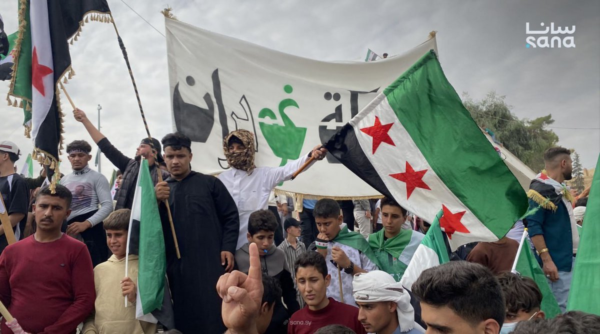 arap_ajans's tweet photo. Suriye'nin Haseke kentindeki Hürriyet Meydanı'nda toplanan kent sakinleri, il genelinde devlet egemenliğinin bir an önce sağlanması ve tüm resmi ile hizmet kurumlarının yeniden faaliyete geçirilmesi talebiyle gösteri düzenledi.

#sanatürk https://t.co/D5HJDpoFaV