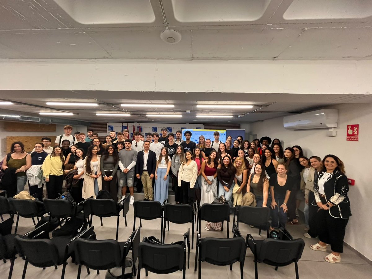 mrossemp's tweet photo. Gracias a The @openfaculty y al alumnado de Relaciones Internacionales por la invitación y el diálogo.

Hablamos de Europa, de cómo construirla desde nuestros territorios y de los retos que afectan al futuro de los jóvenes. https://t.co/W7hcpE7orz