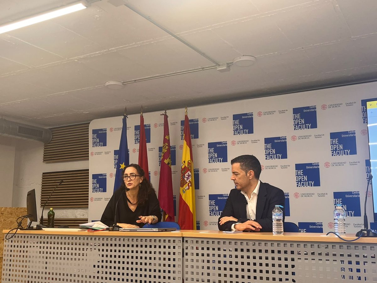 mrossemp's tweet photo. Gracias a The @openfaculty y al alumnado de Relaciones Internacionales por la invitación y el diálogo.

Hablamos de Europa, de cómo construirla desde nuestros territorios y de los retos que afectan al futuro de los jóvenes. https://t.co/W7hcpE7orz