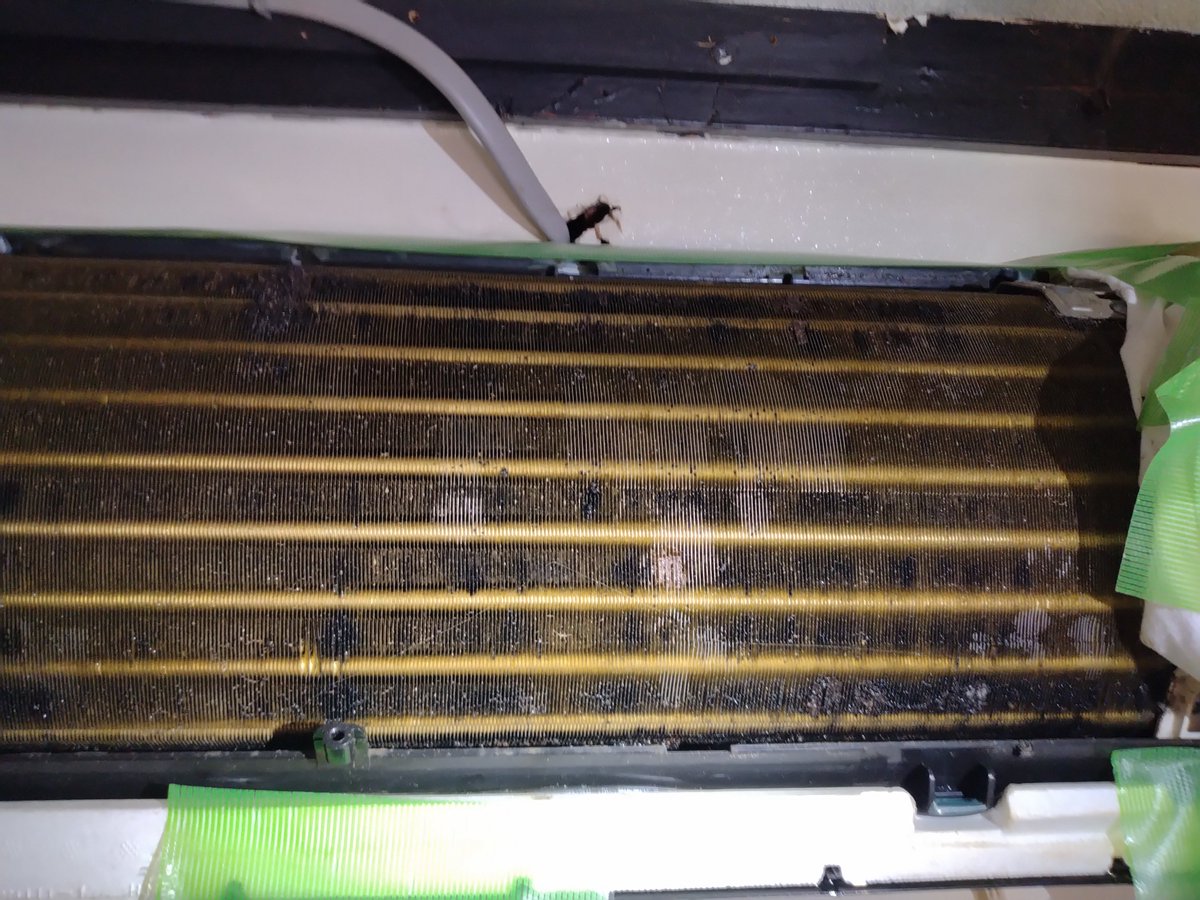 Hiberdeeds's tweet photo. 【エアコンの命「熱交換器」を傷つけないプロの洗浄】

雑なクリーニングだと、高圧洗浄でフィンのアルミを曲げてしまったり、電気基板に水がかかって故障させるリスクも…。

当店は修理業者としての知識があるから、精密部品をしっかり保護！

夏の結露と秋の長雨でカビだらけになった内部も、安全かつ確実に分解洗浄します。
👉 https://t.co/5P1AbGkrMe #エアコンクリーニング #エアコン修理 #千葉市 #美浜区 #花見川区 #習志野市 #幕張