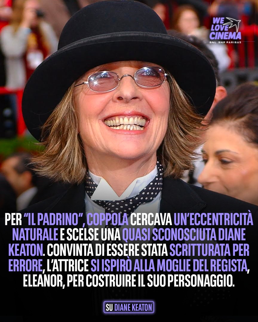 WeCinema's tweet photo. A un anno dalla sua scomparsa, #DianeKeaton rimane una figura intramontabile di stile, libertà e autoironia ✨

Dagli esordi come outsider ne #IlPadrino fino a diventare la musa immortale della New Hollywood in #IoeAnnie, ha ridefinito l'immagine della donna sul grande schermo a colpi di look e straordinario talento comico. 

Regista eclettica e antidiva per eccellenza, ha attraversato cinquant'anni di carriera senza mai scendere a compromessi con la propria indipendenza. Unica, rivoluzionaria e  indimenticabile 🎞️

#welovecinemait