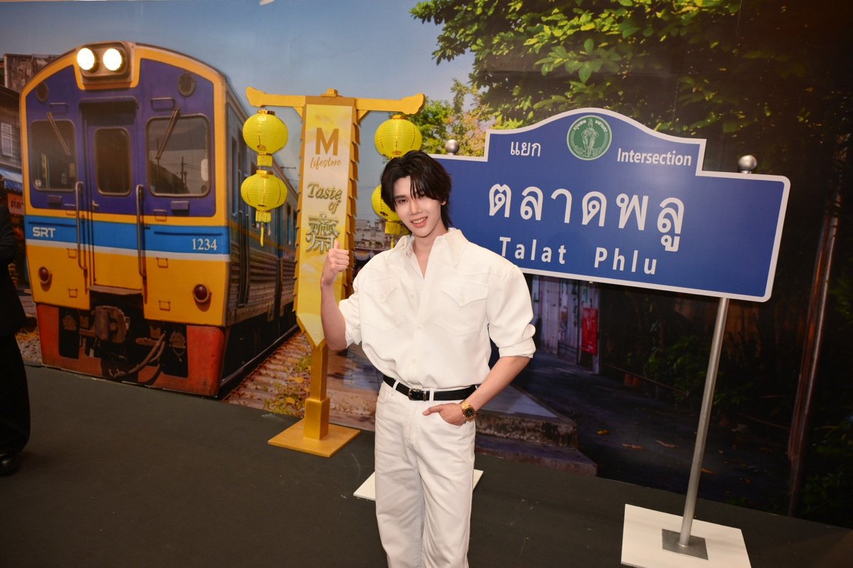 webmixmaya's tweet photo. ดัง ณัฎฐ์ฐชัย – เชฟเทียน เทียนชัย ร่วมรังสรรค์เมนูเจสุดพิเศษ พร้อมชวนสัมผัสบรรยากาศแห่งความอร่อย ในงาน “เดอะมอลล์ไลฟ์สโตร์ เทสต์ ออฟ เจ”

เดอะมอลล์ กรุ๊ป เดินหน้าต่อยอดยุทธศาสตร์ Food Destination  ร่วมกับ กระทรวงวัฒนธรรม, บริษัท ไทยประกันชีวิต จำกัด (มหาชน), บริษัทแอดวานซ์ อินโฟร์ เซอร์วิส จำกัด (มหาชน) , ธนาคารกรุงเทพ จำกัด มหาชน สืบสานประเพณีกินเจ จัดงาน "THE MALLL LIFESTORE TASTE OF J 2026 (เดอะมอลล์ไลฟ์สโตร์ เทสต์ ออฟ เจ) ” ปีที่ 27 ภายใต้คอนเซ็ปต์ "TASTE OF J" ยกความอร่อยจาก 4 ย่านกินเจต้นตำรับของไทย ทั้ง เยาวราช ตลาดน้อย ตลาดพลู และภูเก็ต มาไว้ใจกลางห้างฯ เพื่อตอบโจทย์ผู้บริโภคที่มองหาอาหารเจคุณภาพ ควบคู่การสร้างประสบการณ์ กิน ช้อป และเสริมสิริมงคลในช่วงเทศกาล ตั้งแต่วันนี้ -18 ตุลาคม 2569 ที่ เดอะมอลล์ไลฟ์สโตร์  บางแค และวันที่ 10–18 ตุลาคม 2569 ที่ เดอะมอลล์ไลฟ์สโตร์ ทุกสาขา,เดอะมอลล์ โคราช, กูร์เมต์ มาร์เก็ต และกูร์เมต์ อีทส์ ทุกสาขา

พิธีเปิดงานจัดขึ้นอย่างยิ่งใหญ่ ที่ M GRAND HALL ชั้น G เดอะมอลล์ไลฟ์สโตร์ บางแค โดยได้รับเกียรติจาก คุณเพชรรัตน์ สายทอง หัวหน้าผู้ตรวจราชการกระทรวงวัฒนธรรม เป็นประธานเปิดงาน พร้อมด้วย ดร. คฑา ชินบัญชร มาร่วมนำพิธีไหว้สักการะ องค์พระโพธิสัตว์กวนอิม เพื่อเป็นสิริมงคลก่อนกินเจ รวมถึงการรังสรรค์เมนูเจ “พาสต้าครีมเห็ดกานาฉ่าย” โดย เชฟเทียน - เทียนชัย พีรพงศธร เซฟฝีมือดีจากรายการ MasterChef The Professionals Thailand เจ้าของร้าน Twist และพระเอกสุดฮ็อต ดัง-ณัฎฐ์ฐชัย ที่จะมาส่งมอบประสบการณ์อาหารเจสู่คนรุ่นใหม่ 

#TheMallLifestoreTasteofJ #TheMallGroup
#TheMallLifestore  #TheMallKorat #TheMallBangkaexDunk #dunknatachai 
#เทศกาลอาหารเจ #เดอะมอลล์ไลฟ์สโตร์ #เดอะมอลล์โคราช
#กูร์เมต์มาร์เก็ต #กูร์เมต์อีทส์ #กินเจ2569